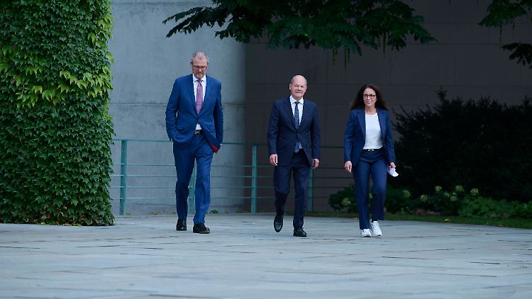 Kanzler Scholz (m.), DGB-Chefin Fahimi (r.) und Arbeitgeber-Präsident Dulger setzen eine Arbeitsgruppe ein.