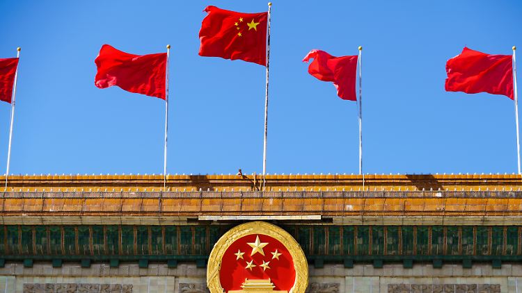 Flaggen auf der Großen Halle des Volkes am Platz des Himmlischen Friedens in Peking.