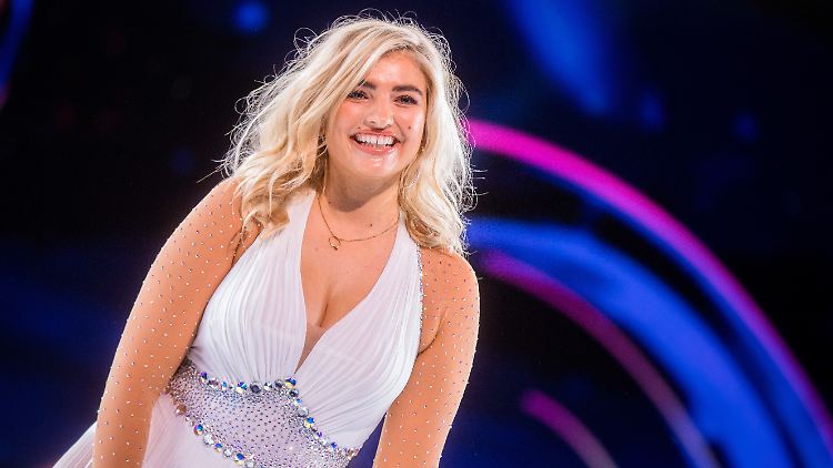 Hat ihre OP wegen eines Gehirntumors gut überstanden: das erfolgreiche Curvy-Model Sarina Nowak.