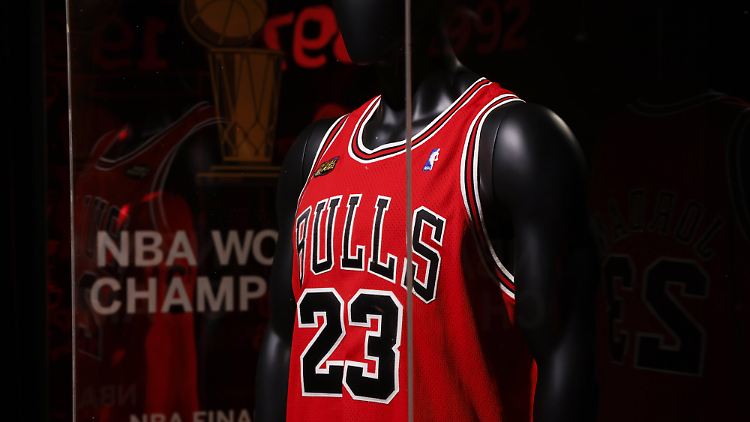 Michael Jordans Trikot aus Spiel 1 der 1998er-NBA-Finals hat einen neuen Besitzer.