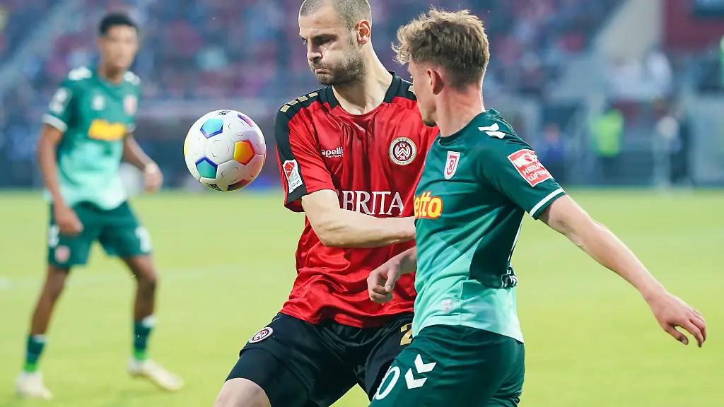 Wiesbadens-Aleksandar-Vukotic-l-und-Regensburgs-Christian-Viet-kaempfen-um-den-Ball