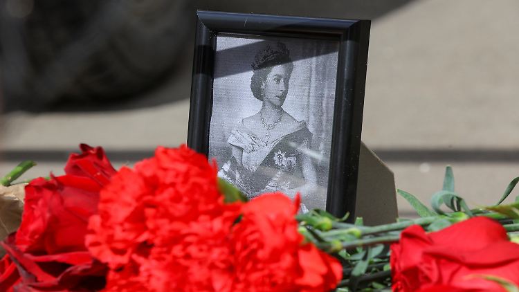 Auch in Moskau wird um die Queen getrauert - hier vor der britischen Botschaft. Kreml-Vertreter sind beim Staatsbegräbnis aber unerwünscht. 