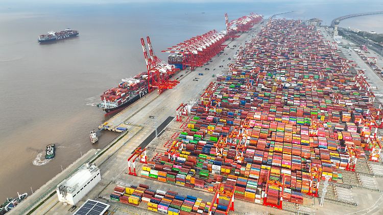 Container lagern am Tiefwasserhafen Yangshan in Shanghai.