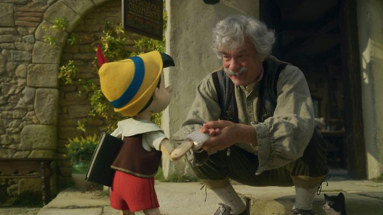 Wünscht sich, dass aus seiner Holzpuppe ein echter Junge wird: Geppetto (Tom Hanks) in "Pinocchio"