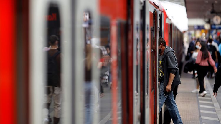 Der öffentliche Personennahverkehr sei schon seit Jahren unterfinanziert, so Wüst.