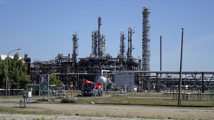 Zur Umstellung auf andere Lieferanten sollen die Hafeninfrastruktur in Rostock und die Pipeline von Rostock nach Schwedt ausgebaut werden.