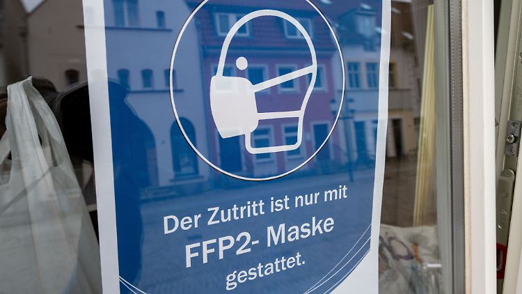 Möglich wird eine Maskenpflicht in Nahverkehrszügen und -bussen sowie in Innenräumen wie Geschäften, Restaurants und Veranstaltungsräumen.