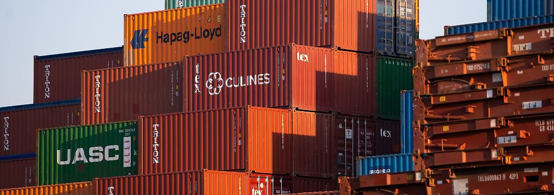 Dutzende Frachtcontainer stehen aufgestapelt im Hamburger Hafen.