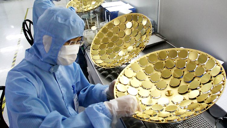 China will, aber kann noch keine Spitzenchips herstellen.  Für die Fabriken sind hochspezialisierte Maschinen notwendig. Die modernsten Geräte liefert der niederländische Konzern ASML. 
