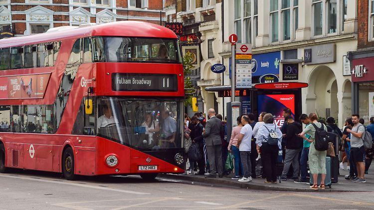 Nun gut: Mit dem typischen Londoner Doppeldecker-Bus werden die prominenten Gäste wohl nicht reisen.
