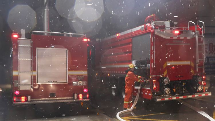 Chinesische Feuerwehrautos und -kräfte bei einer Übung (Archivbild).
