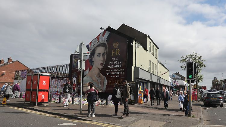 Ein Mural, ein Wandbild, an der unionistisch-protestantischen Shankill Road ist zum Wallfahrtsort für all jene geworden, die in Belfast um die Queen trauern.