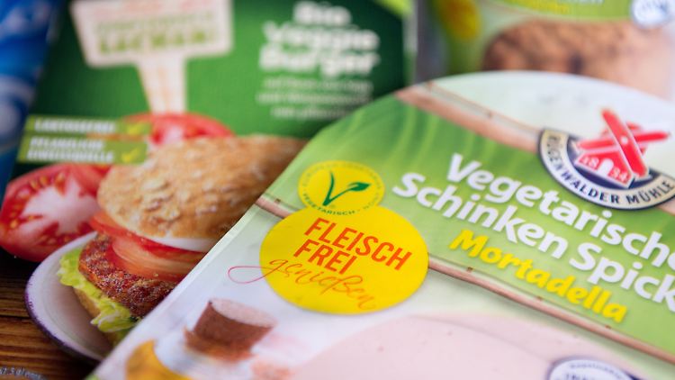 Der Rügenwalder-Chef geht davon aus, dass eine steigende Nachfrage nach vegetarischen Produkten auch die Versorgung mit dafür nötigen Rohstoffen wie Soja erschwert.
