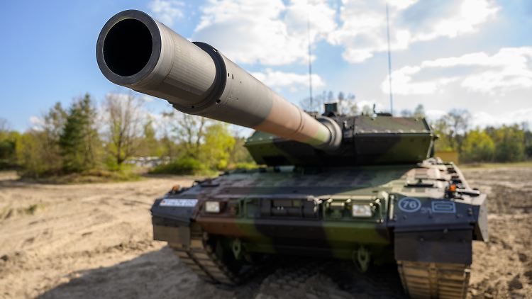 Ein "Leopard"-2-Panzer auf einem Truppenübungsplatz. In insgesamt 13 europäischen Armeen gehört das Modell zum Bestand.