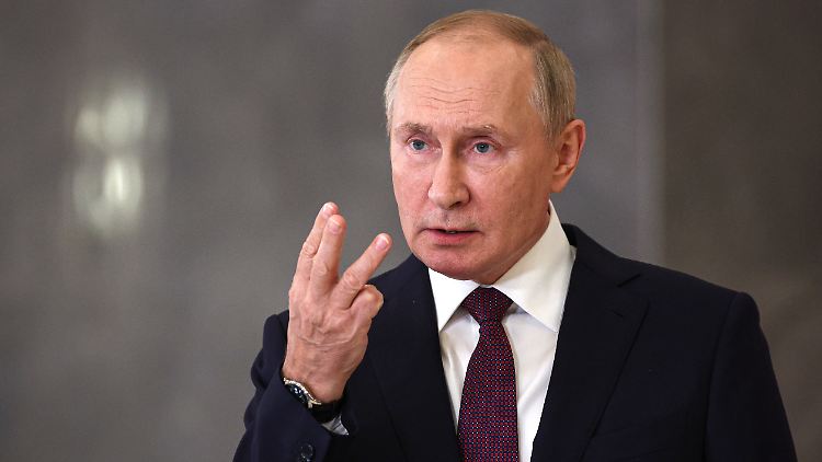 "Unsere Offensivoperationen im Donbass werden nicht ausgesetzt, sie gehen in geringem Tempo voran", sagt Russlands Präsident Putin.