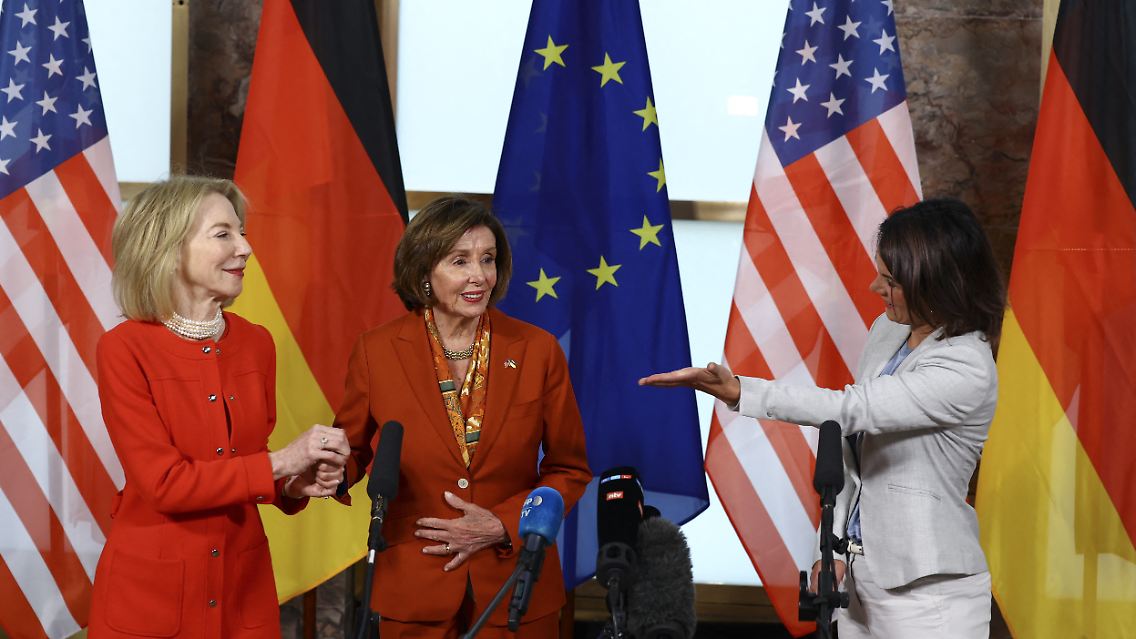 Die Sprecherin des US-Repräsentantenhauses Nancy Pelosi, die US-Botschafterin in Deutschland Amy Gutmann, sowie Außenministerin Annalena Baerbock in Berlin.