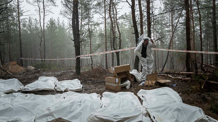 Haben die Befreiung von Isjum nicht mehr erlebt: Opfer der Besatzung werden ausgegraben und in weißen Plastiksäcken aufgereiht.