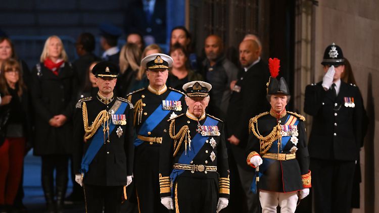 König Charles III., Prinzessin Anne, Prinz Andrew und Prinz Edward erweisen ihrer Mutter die letzte Ehre.
