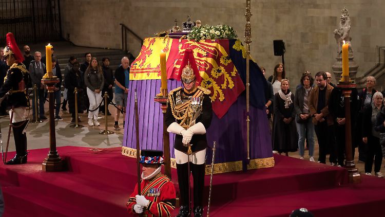 Der Sarg der Queen wird rund um die Uhr bewacht.