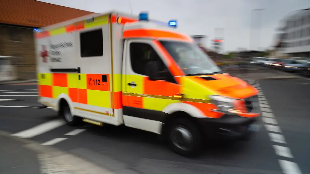 Ein-Krankenwagen-ist-mit-Blaulicht-im-Einsatz