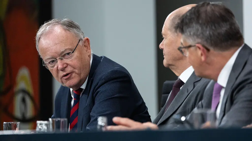 Stephan-Weil-SPD-l-Ministerpraesident-von-Niedersachsen-spricht-waehrend-einer-Pressekonferenz