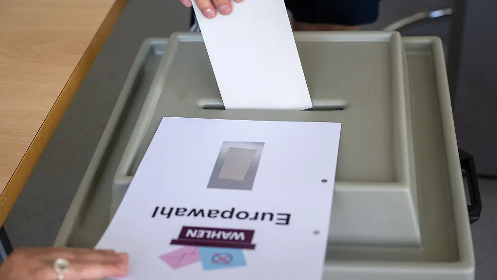 Ein-Mann-wirft-in-Trier-seinen-Stimmzettel-zur-Europawahl-in-die-Wahlurne