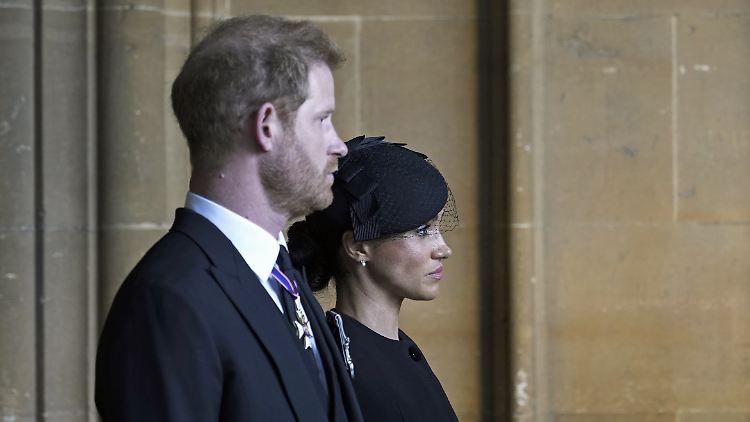 An dem Empfang dürfen nur arbeitende Royals teilnehmen. Harry und Meghan hatten sich jedoch 2020 als solche zurückgezogen.