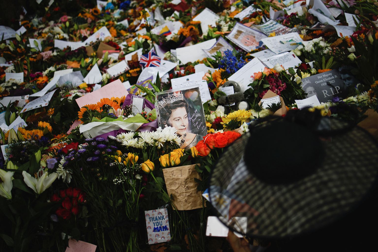 In den Blumenmeeren, die die Britinnen und Briten als Zeichen der Trauer im ganzen Königreich für die verstorbene Queen Elizabeth II. niedergelegt haben, ...