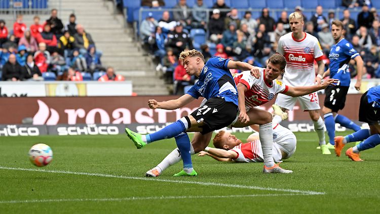 Robin Hack erzielt das frühe Tor zum 1:0 für Bielefeld.