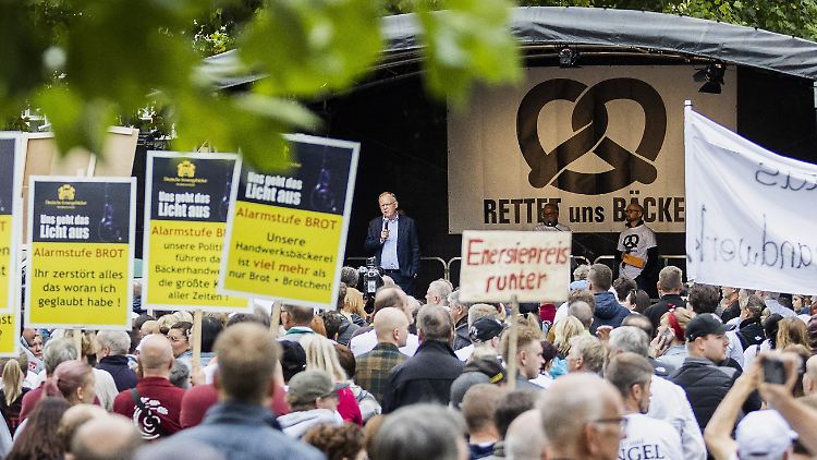 Am Mittwoch demonstrierten die Bäcker des Landes in Hannover. Stephan Weil kam auch.