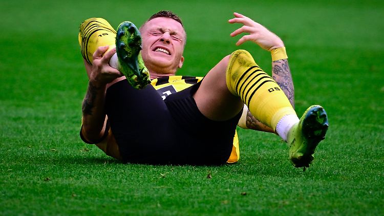 Marco Reus krümmt sich vor Schmerzen.