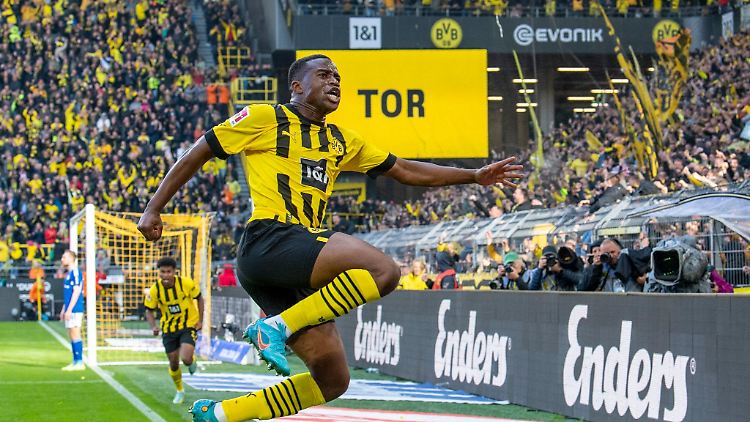 Youssoufa Moukoko jubelt nach seinem Tor zum 1:0 im Revierderby Mitte September. 
