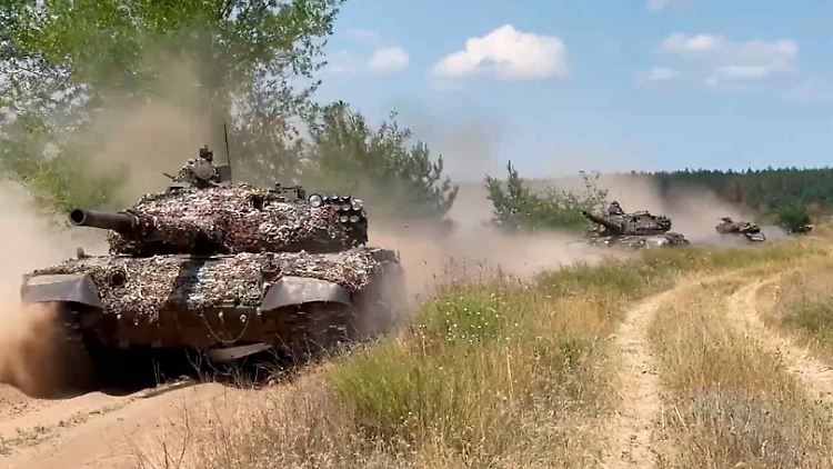Russische Kampfpanzer auf dem Weg zur Front. 