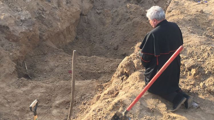 Krajewski reiste bereits mehrfach seit Ausbruch des Krieges im Auftrag des Heiligen Vaters in die Ukraine - hier betet er am Rande eines Massengrabes nördlich von Kiew, in dem Vorort Borodjanka.