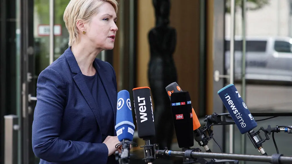 Manuela-Schwesig-SPD-Ministerpraesidentin-von-Mecklenburg-Vorpommern-spricht-zu-Journalisten
