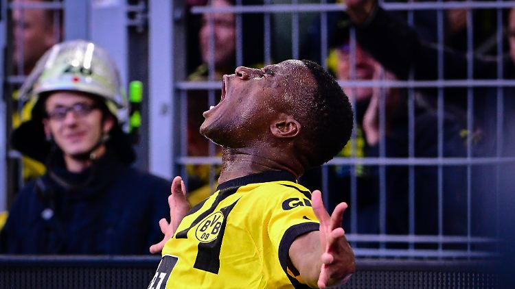 Youssoufa Moukoko jubelt, im Hintergrund lächelt eine Einsatzkraft. Beim Derby ist niemand neutral. 
