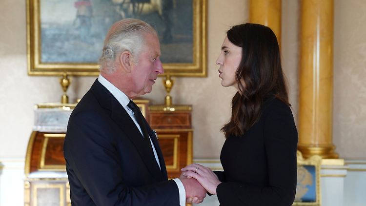 König Charles III. spricht mit der neuseeländischen Premierministerin Jacinda Adern, die für das Staatbegräbnis angereist ist.