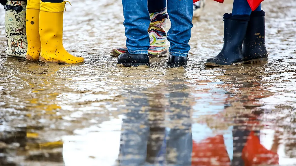 Nach-reichlich-Regenfaellen-verwandeln-sich-die-Wege-auf-dem-Southside-Festival-in-Matsch