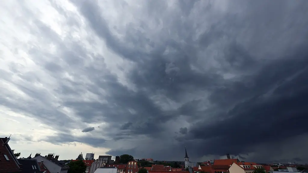 Dunkle-Wolken-ziehen-ueber-Erfurt