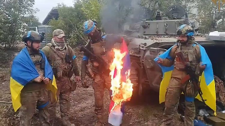 Nach der Offensive bei Charkiw ersetzen ukrainische Soldaten die russische Flagge durch ihre eigene. 