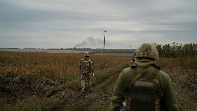 Ukrainische Soldaten auf einem Feld nahe der Grenze zu Russland in der Region Charkiw.