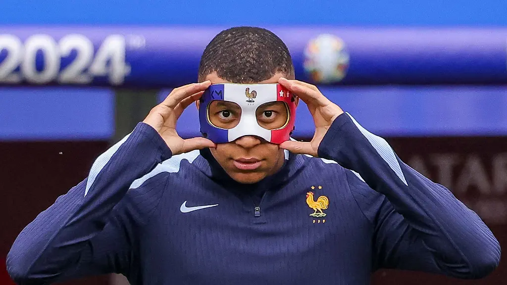 Frankreichs-Superstar-Kylian-Mbappe-muss-nach-seinem-Nasenbeinbruch-mit-einer-Maske-trainieren