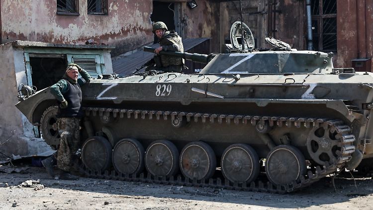 Russische Truppen in Cherson haben Schützenpanzer wie diesen gegen angebliche ukrainische Kämpfer eingesetzt.