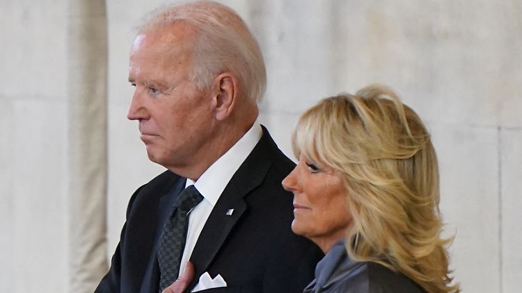Biden und seine Frau nahmen in Westminster Hall Abschied von der Queen.