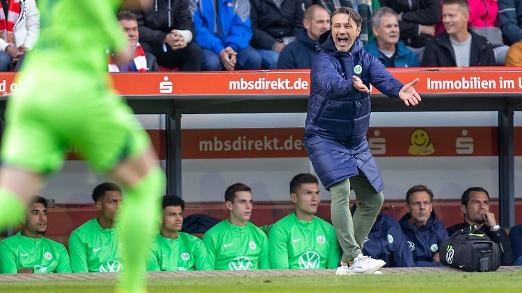 Trainer Niko Kovac von VfL Wolfsburg steht gestikulierend am Spielfeldrand.