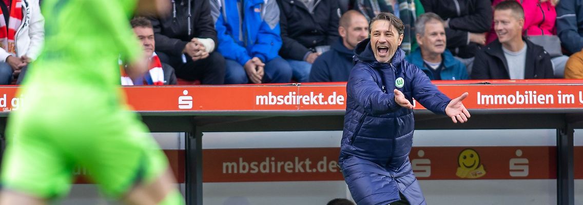 Trainer Niko Kovac von VfL Wolfsburg steht gestikulierend am Spielfeldrand.