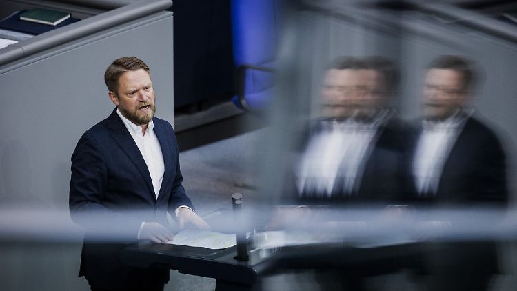 Während sich Menschen um ihre Energierechnung sorgten, führe seine Partei ein Theaterstück auf, kritisierte Linken-Politiker Jan Korte.