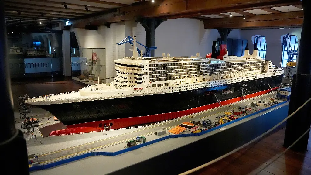 Das-Lego-Modell-der-Queen-Mary-2-steht-im-Internationalen-Maritimen-Museum-Hamburg-in-der-Hafencity