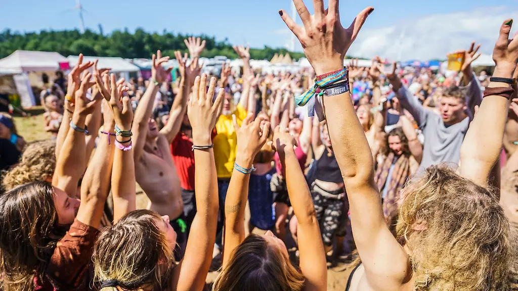 Besucher-tanzen-zu-Musik-auf-dem-Burg-Herzberg-Festival
