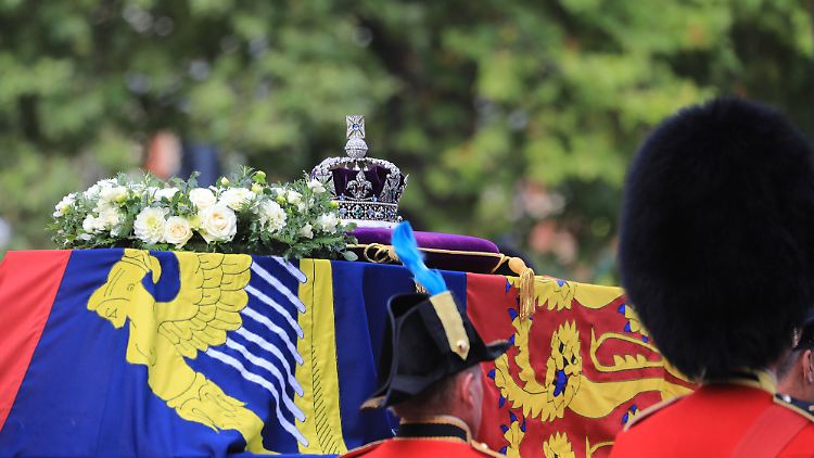 Imperial State Crown auf dem Sarg von Elizabeth II. - in dieser Krone steckt ebenfalls ein Diamant aus Südafrika.